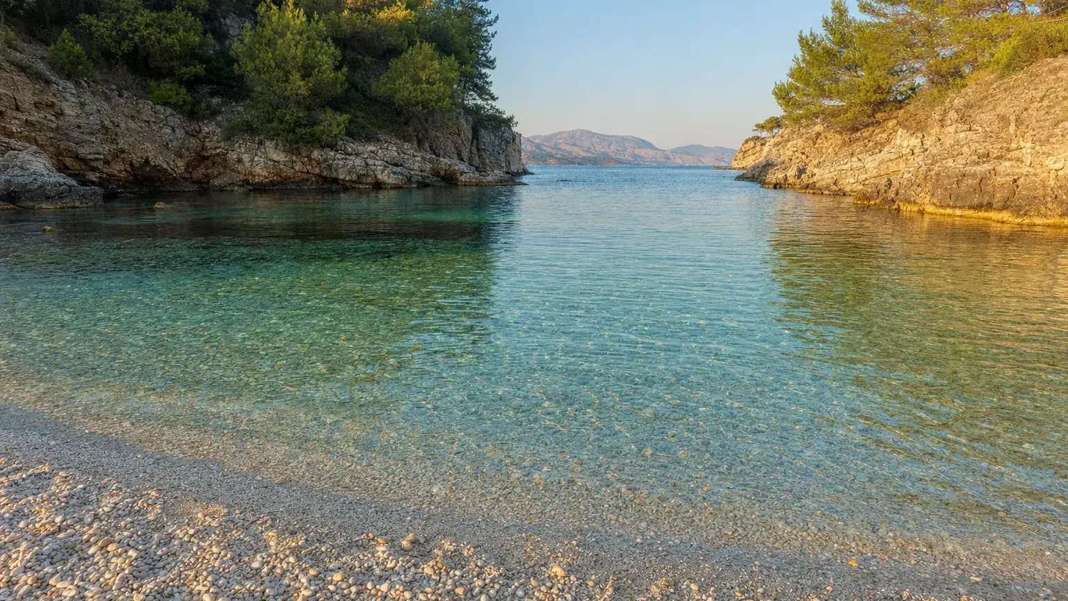 Pasqyra Mirror Beach clear water near Ksamil